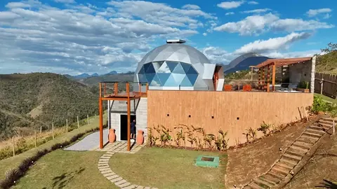 Vista aérea do domo e do terreno entre as montanhas